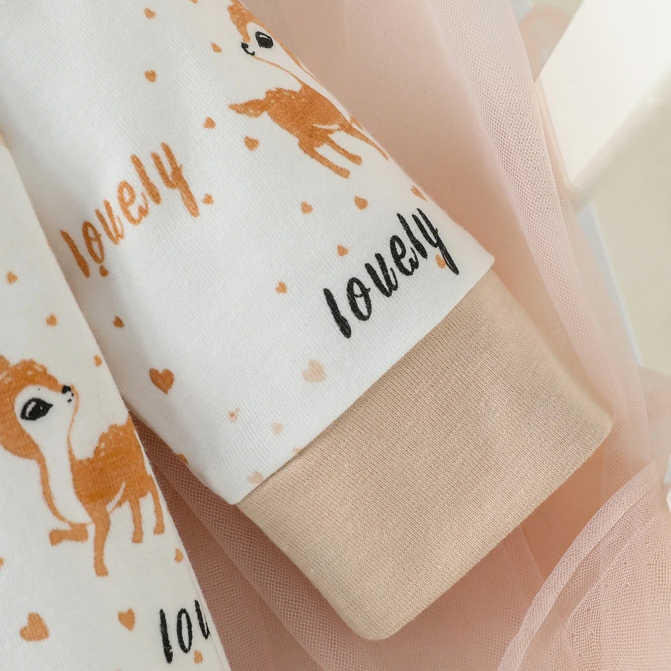 4-teiliges Baby-Set: Langarm-Overall mit Cartoon-Motiv, Lätzchen, Handschuhe und Hut - Mon Bebé