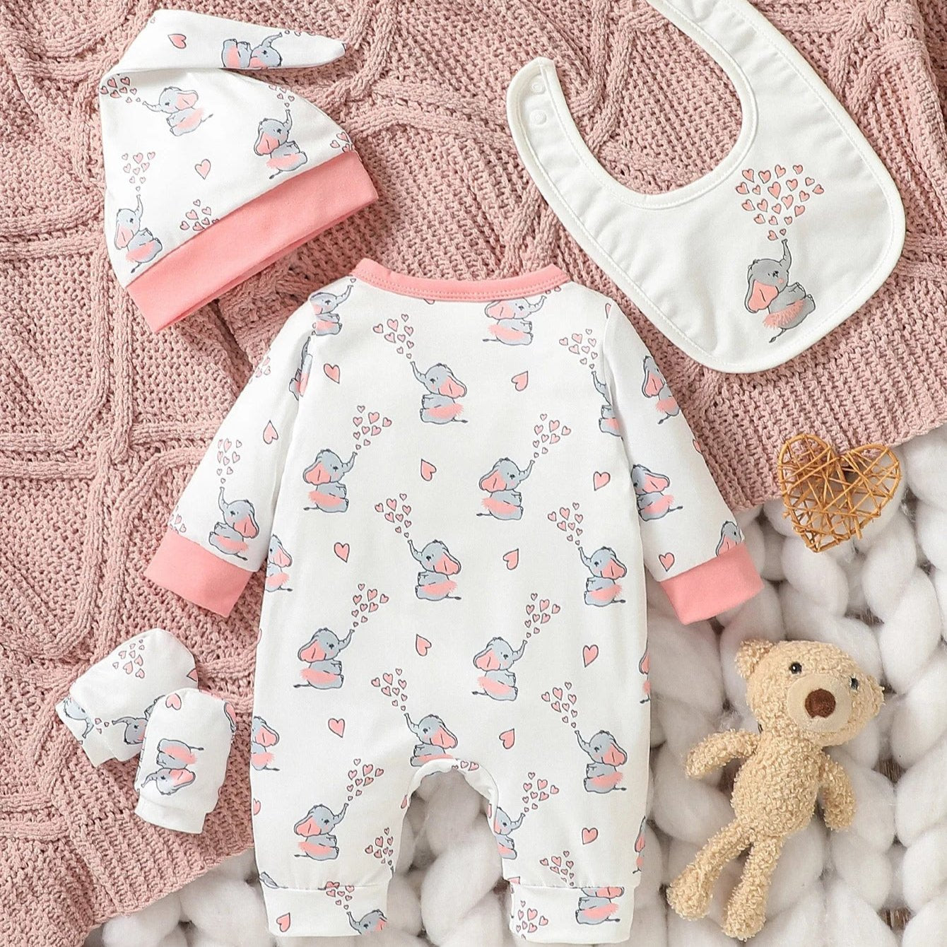 4-teiliges Baby-Set: Langarm-Overall mit Cartoon-Motiv, Lätzchen, Handschuhe und Hut - Mon Bebé