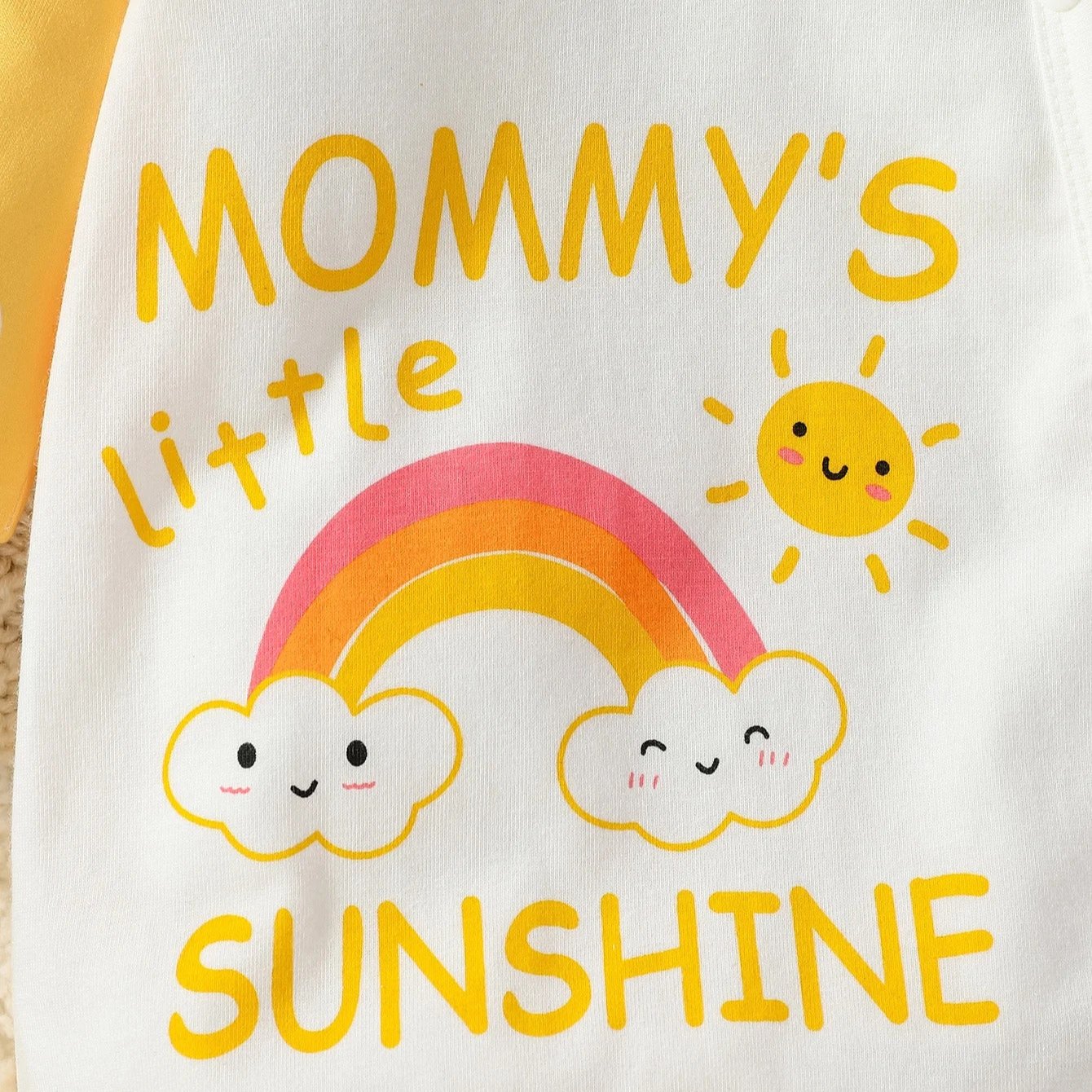 4-teiliges Baby-Set: Langarm-Overall mit Cartoon-Motiv, Lätzchen, Handschuhe und Hut - Mon Bebé