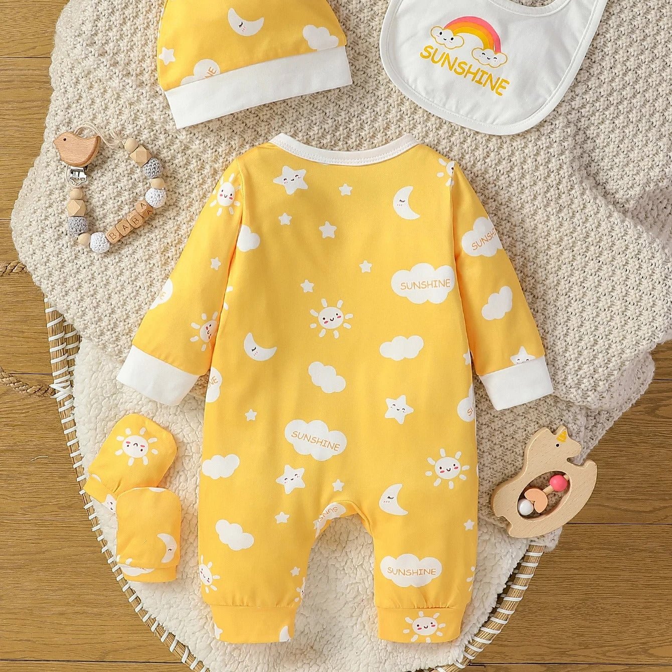 4-teiliges Baby-Set: Langarm-Overall mit Cartoon-Motiv, Lätzchen, Handschuhe und Hut - Mon Bebé