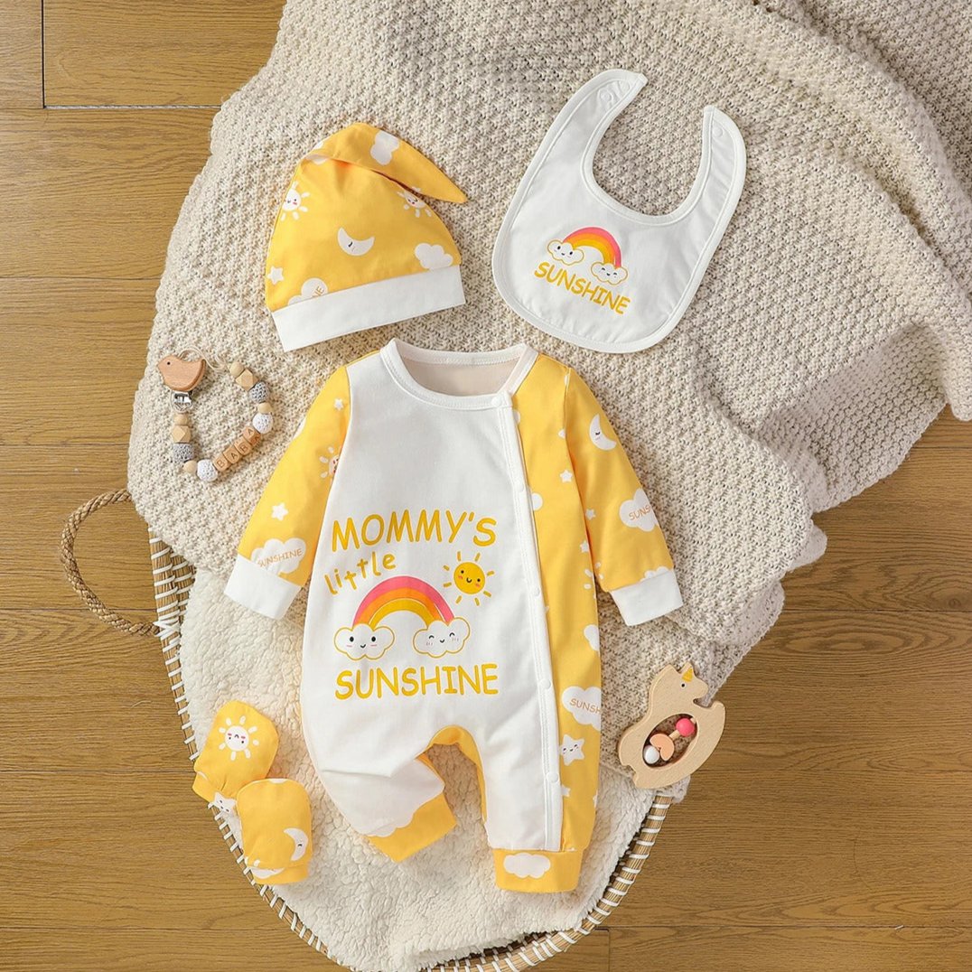 4-teiliges Baby-Set: Langarm-Overall mit Cartoon-Motiv, Lätzchen, Handschuhe und Hut - Mon Bebé